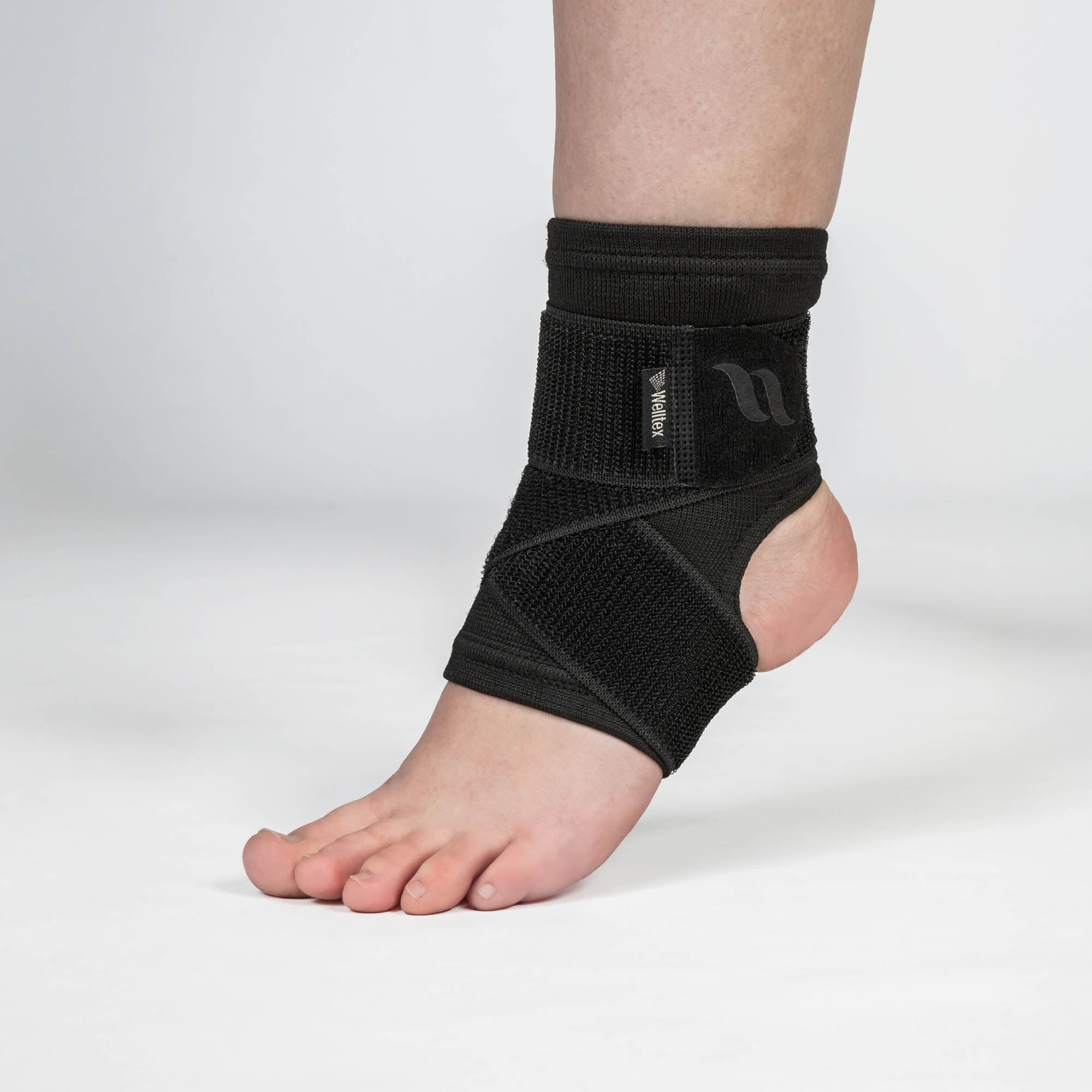 Back on Track STRAPZ Fußgelenk-Bandage mit Klettriemen in der Anwendung