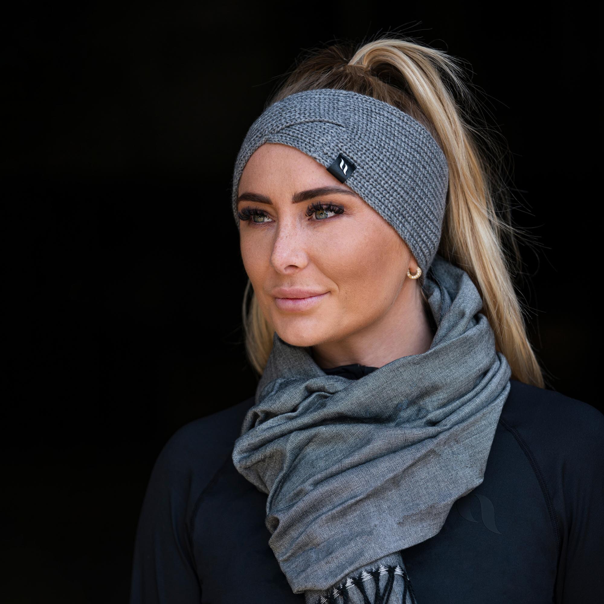NORA Wollstirnband in Grau, Hersteller-Tragebild mit gedrehter Vorderseite