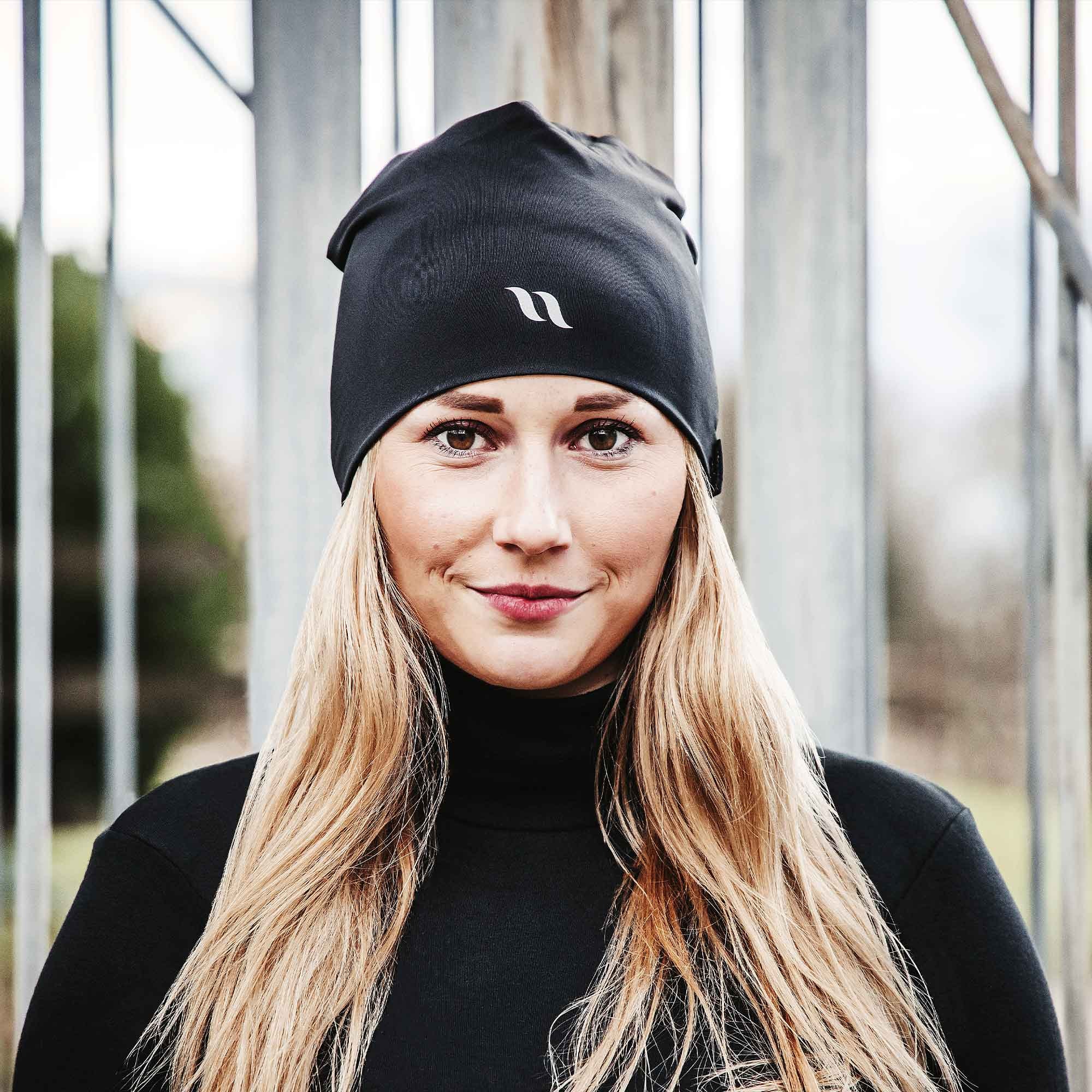 Iontex-Beanie beim Tragen im Freien