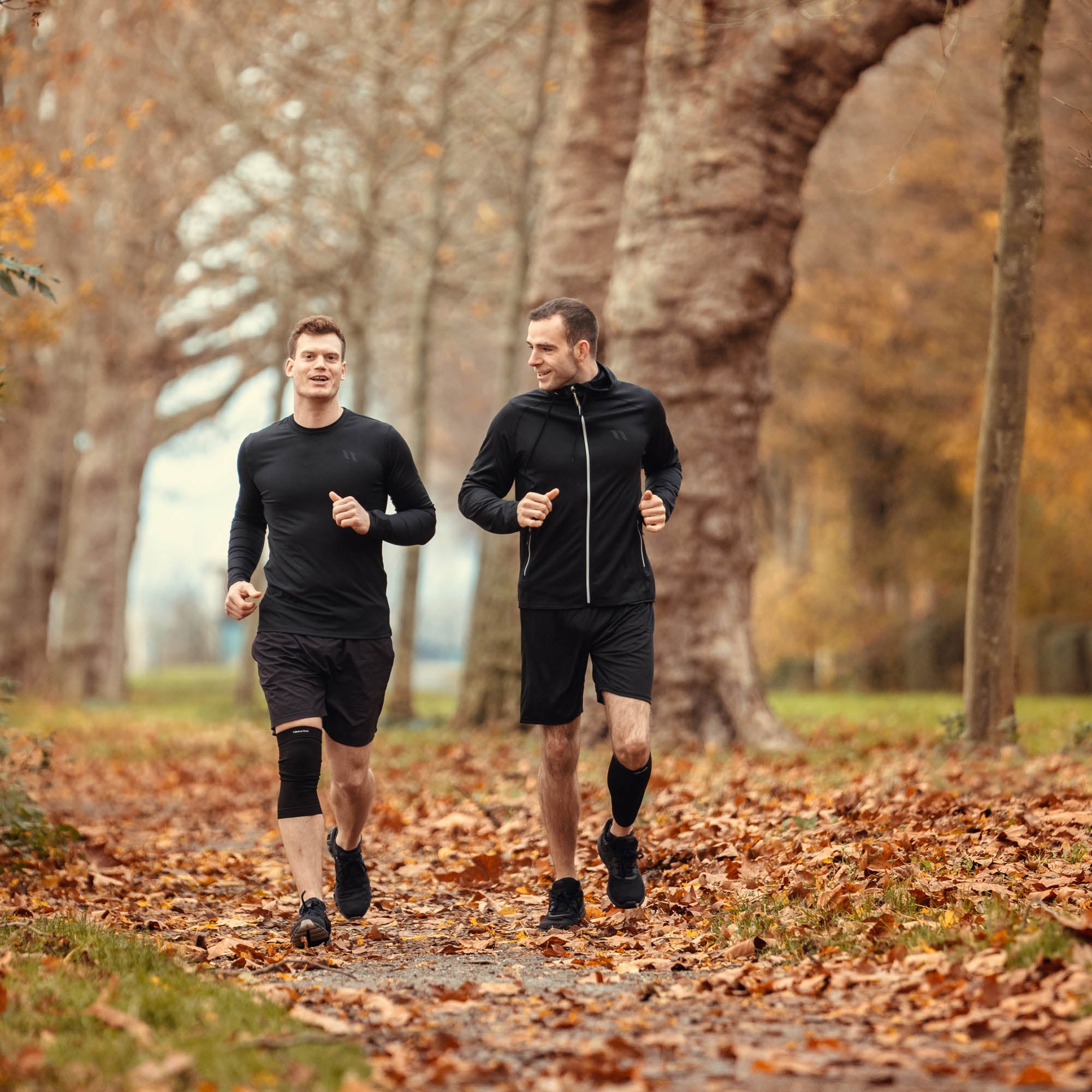 PHYSIO Knieschoner beim Lauftraining auf einem Waldweg