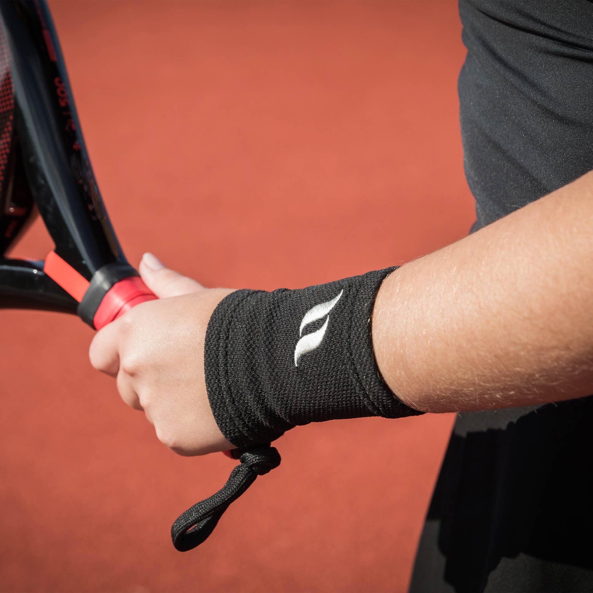 Physio Handgelenkschoner beim Halten eines Tennisschlägers