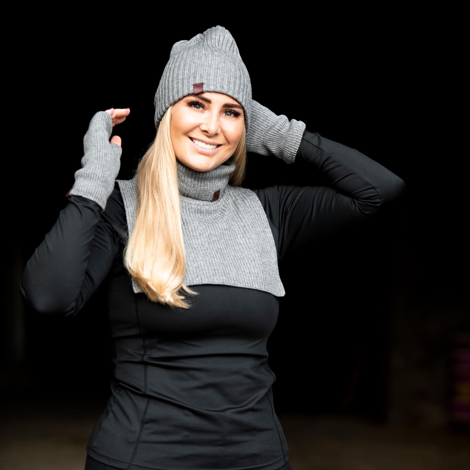 ASH Handgelenkstulpen in Hellgrau am Model