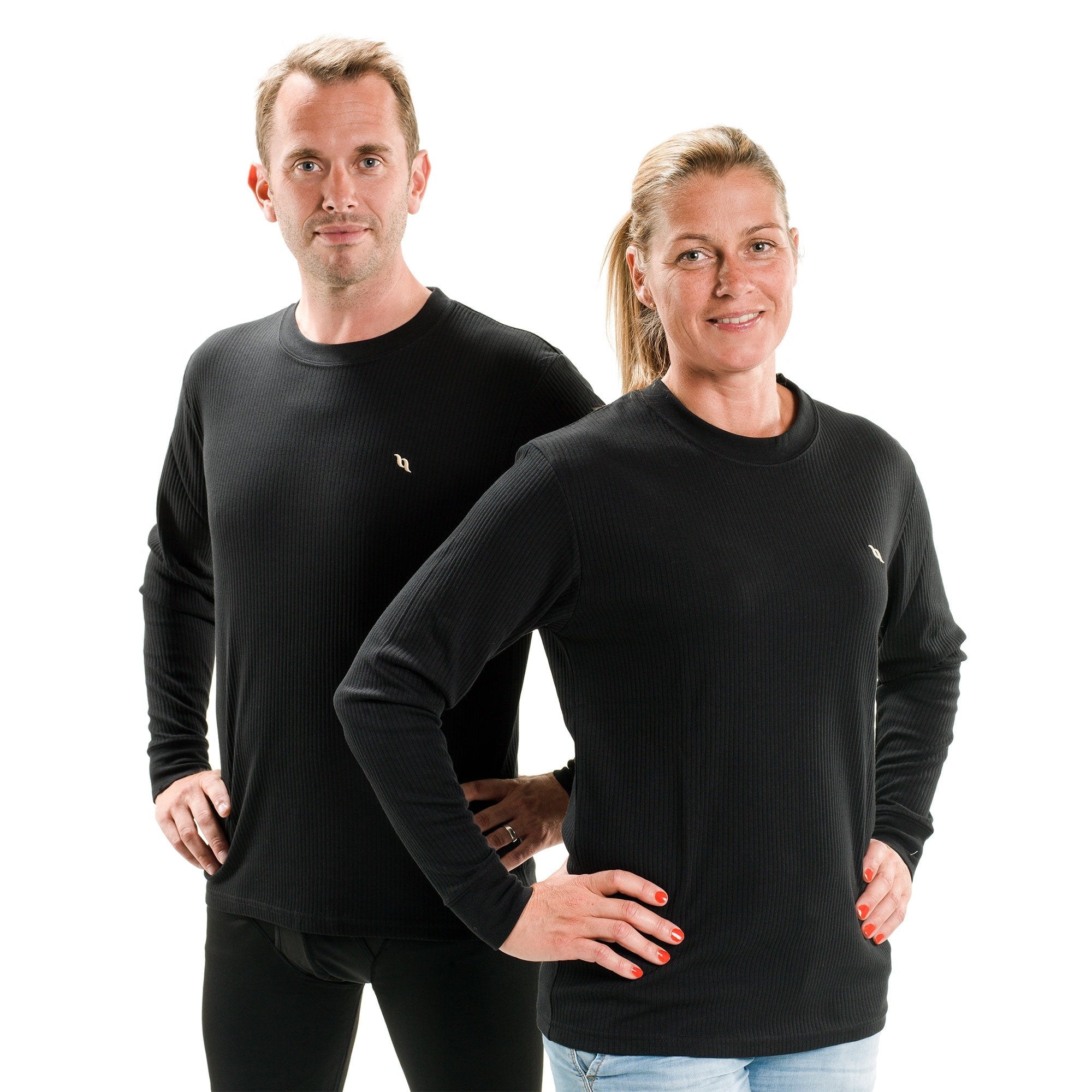 Langarmshirt 1600 in Schwarz, getragen von Frau und Mann