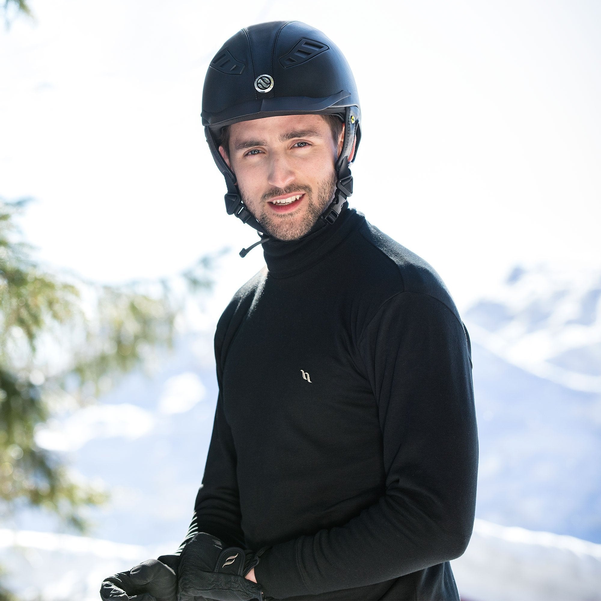 Herren-Rollkragensweatshirt: Tragebild mit Reithelm im Schnee