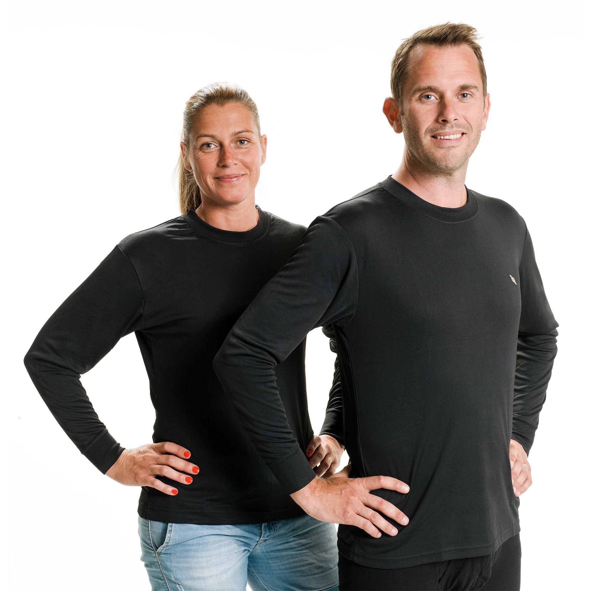 Langarmshirt PP 1605 in Schwarz, getragen von Frau und Mann