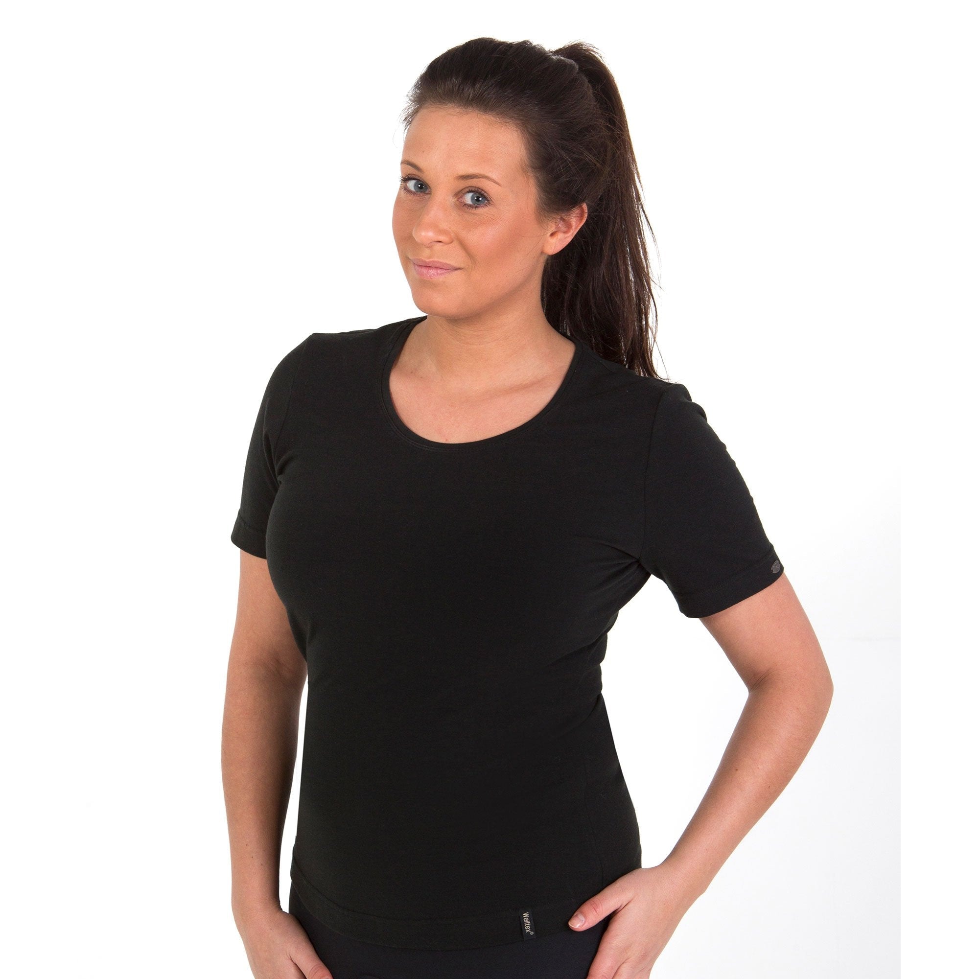 MARIA T-Shirt: Studio-Trageansicht schräg von vorn