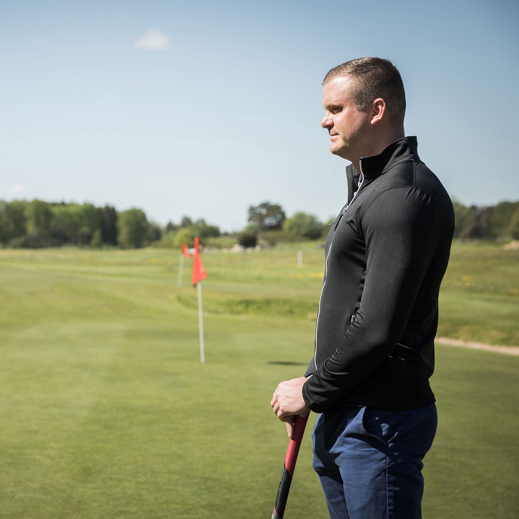 LIAM in Schwarz auf dem Golfplatz, Seitenansicht
