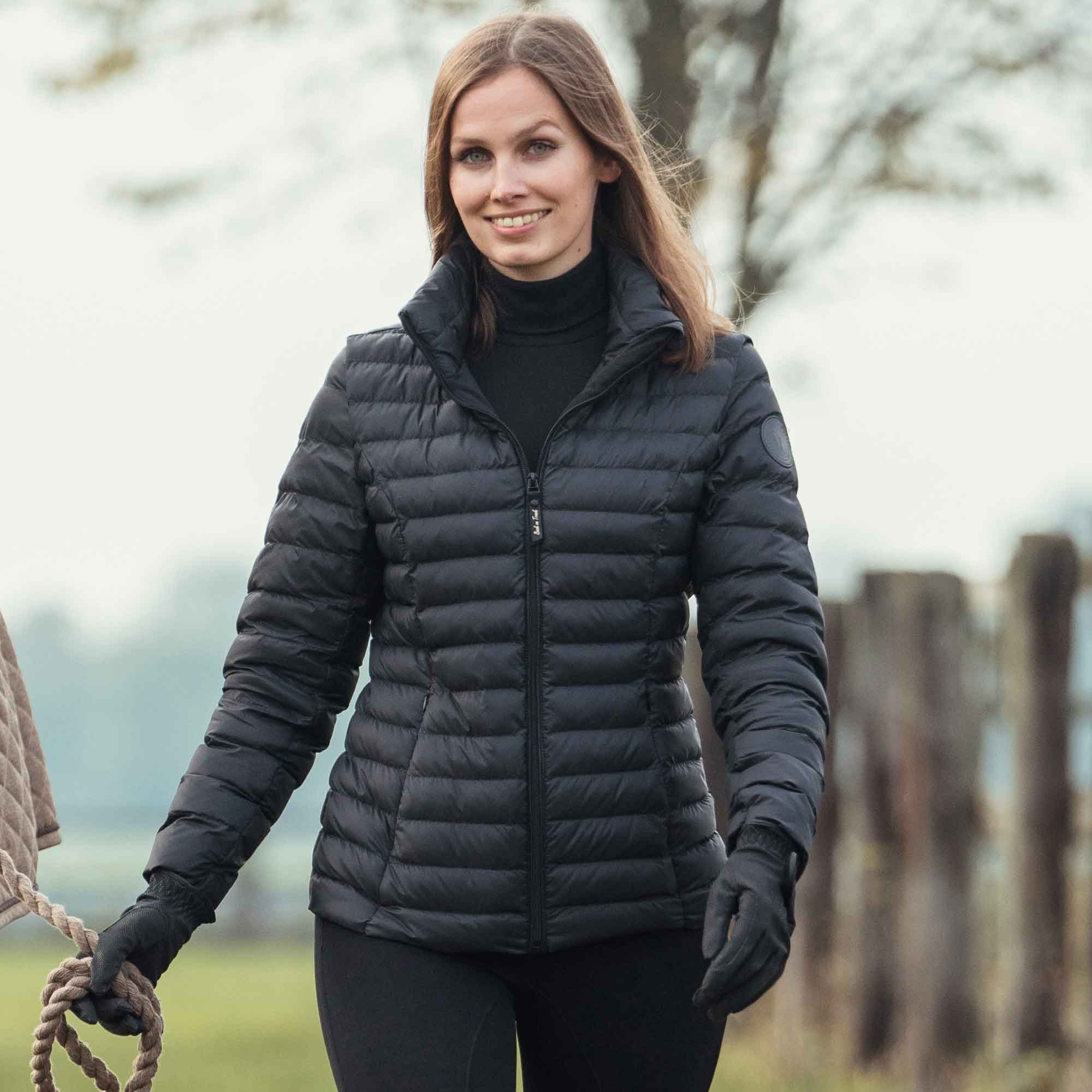 GRACE Damenjacke beim Spaziergang im Freien