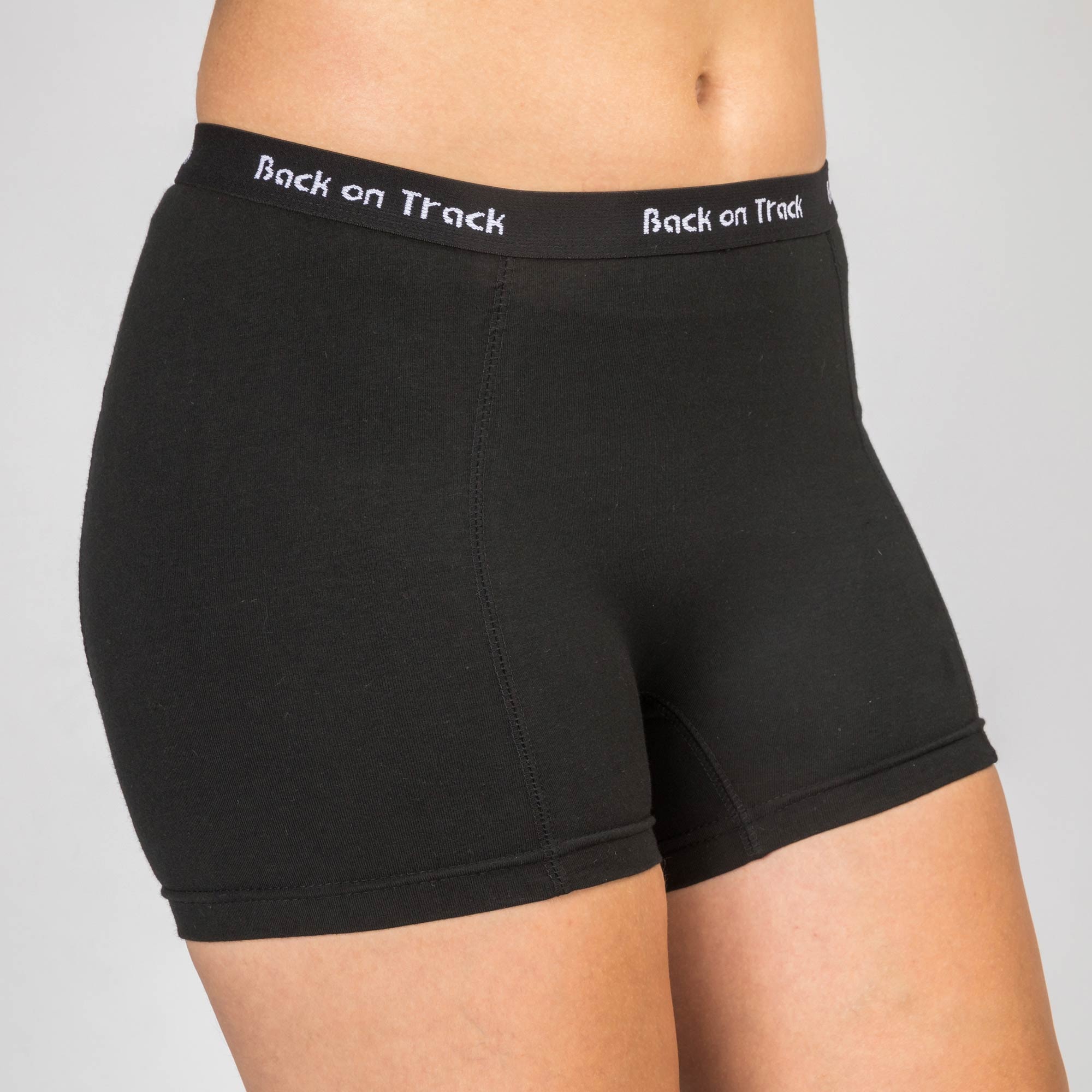 Boxershorts für Damen in Schwarz – vordere Studio-Trageansicht