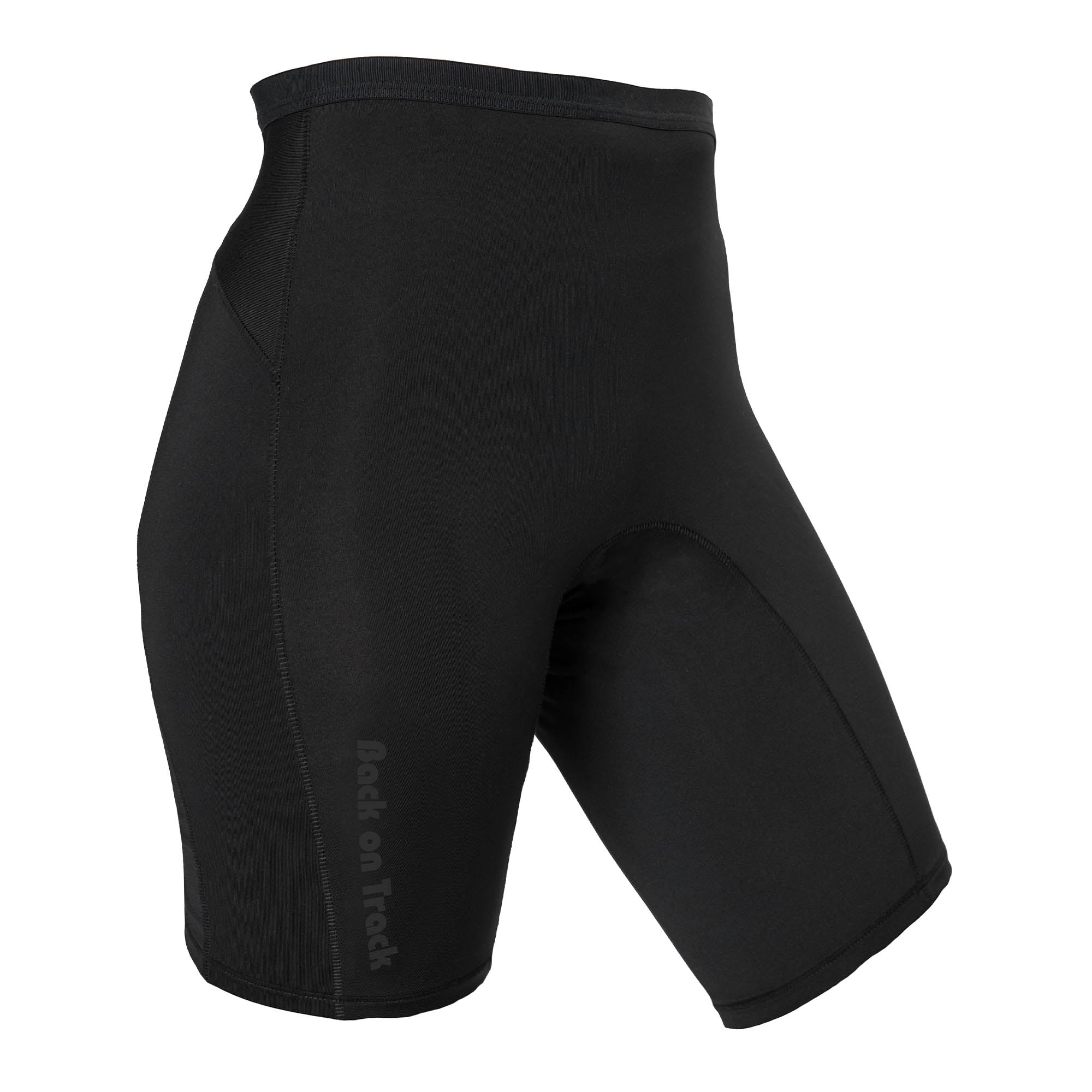 SUZY Sattel-Pants in Schwarz, schräge Vorderansicht mit seitlichem Schriftzug