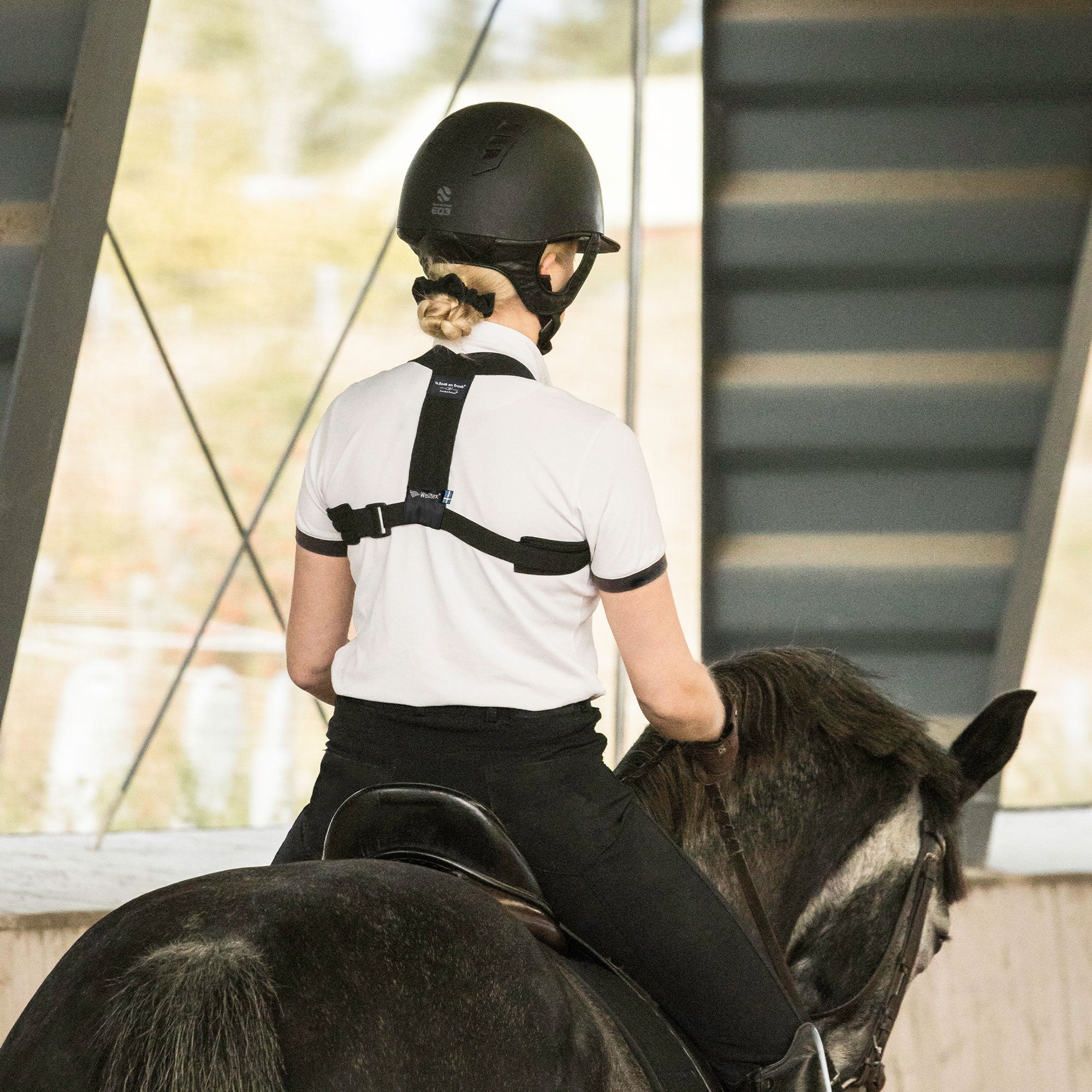 Posture Reminder beim Reiten – schräge Rückenansicht