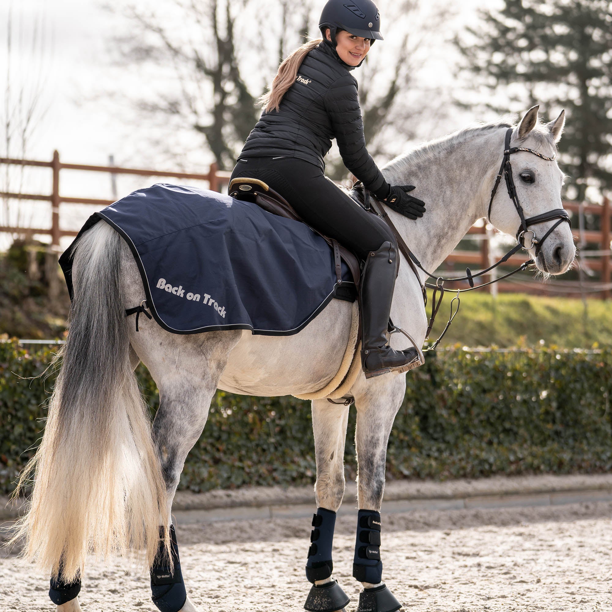 Sammy Schrittdecke 2127: blau am schimmel mit reiterin