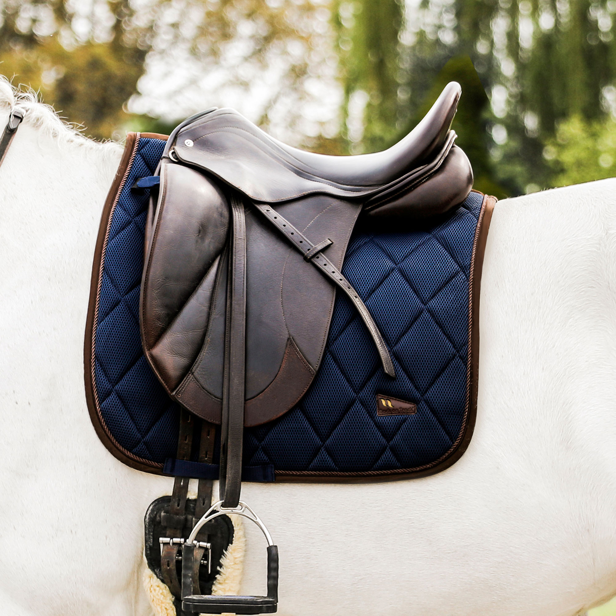 Airflow Dressurschabracke 2412: blau unter dem dressursattel