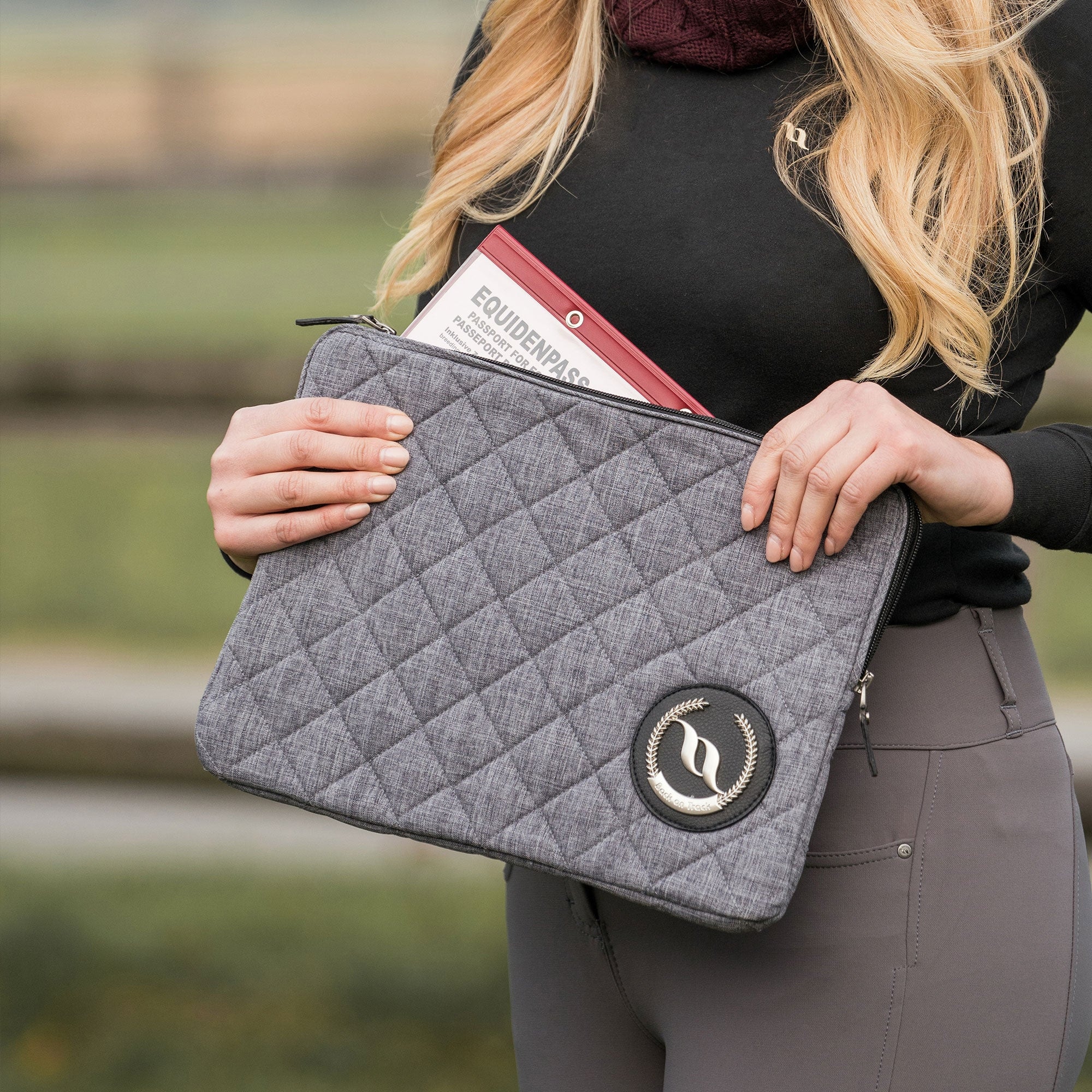 HAZE Laptop Case 4111 in Grau, Trageansicht mit Dokumenten