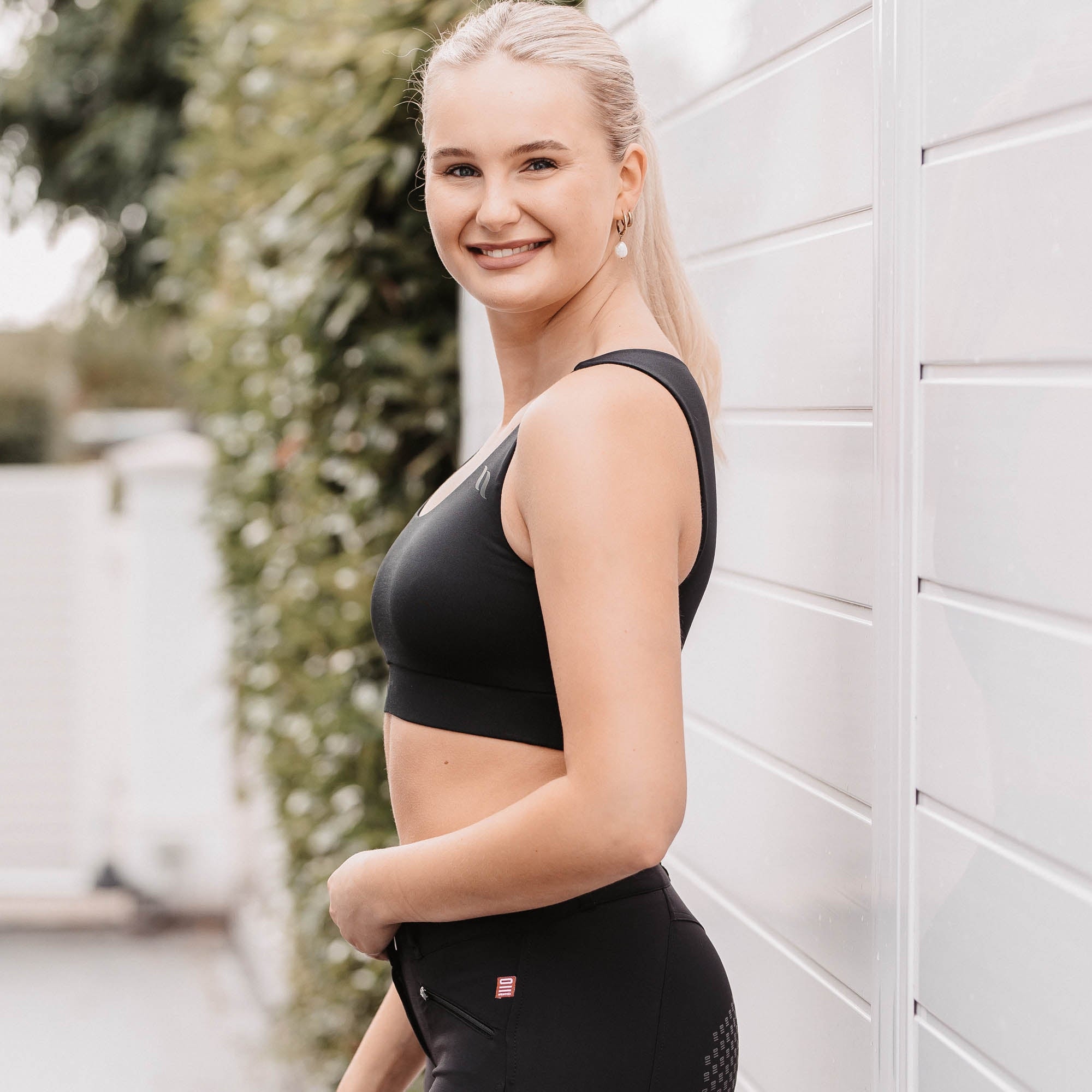 BALANCE Sport-BH – schwarze Trageansicht im Freien